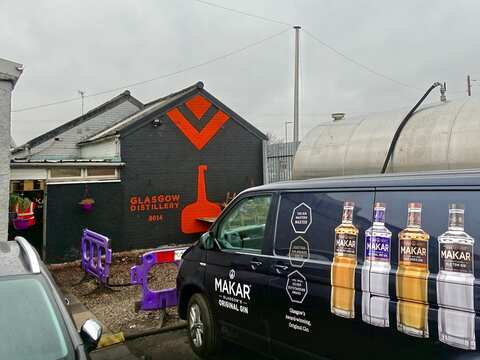 Parkplatz und Eingang der Glasgow Distillery