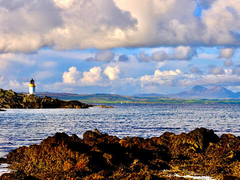 ein Leuchtturm auf Islay mit Blick auf Jura
