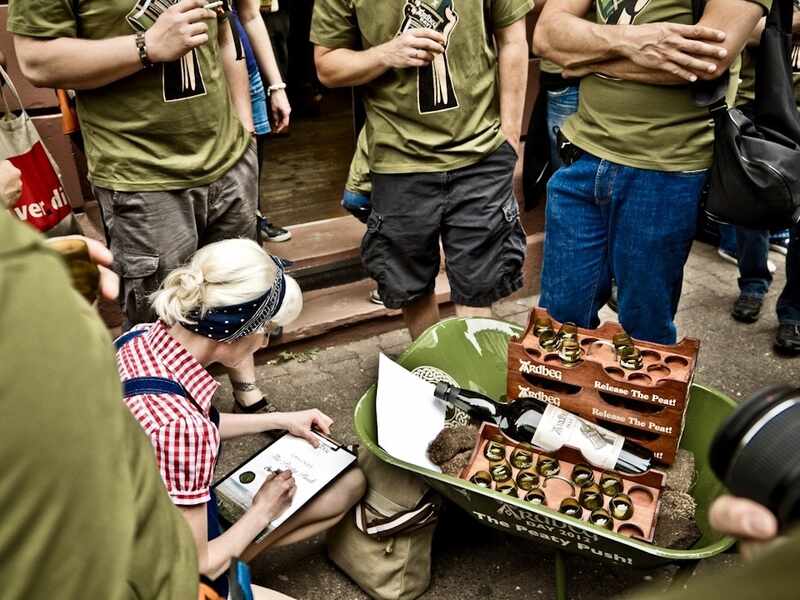 Ardbeg Schubkarre vor Whisky Spirits