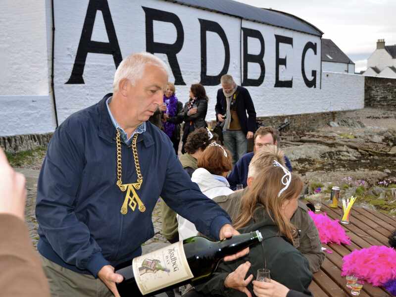 Mickey Heads schenkt Whisky aus 4,5 Liter Flasche ein