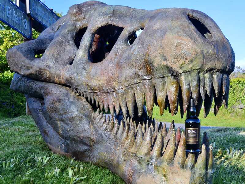 Dinosaurier Kopf mit Ardbog im Maul