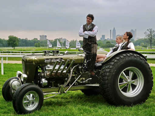 Dr Bill Lumsden mit zwei Frauen auf den Ardbeg Traktor