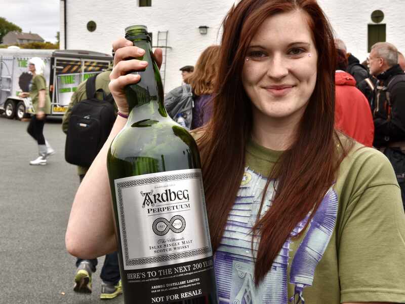 Perpetuum Flasche vor der Ardbeg Destillerie