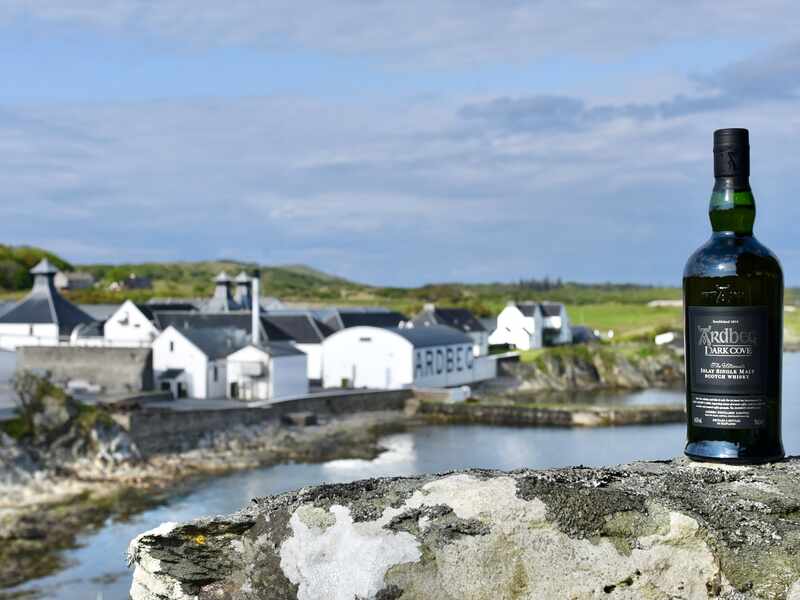 Dark Cove Flasche vor der Ardbeg Destillerie