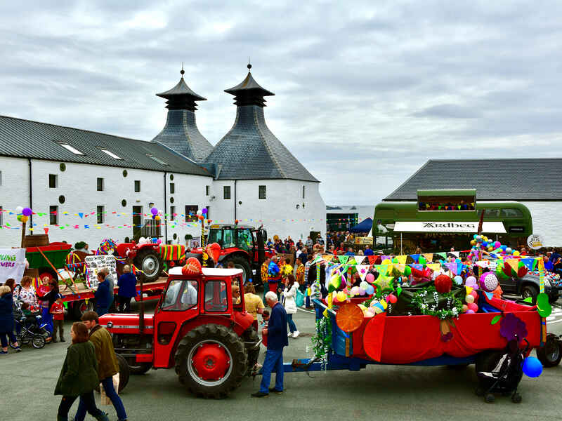Ardbegday Feier vor der Ardbeg Destillerie