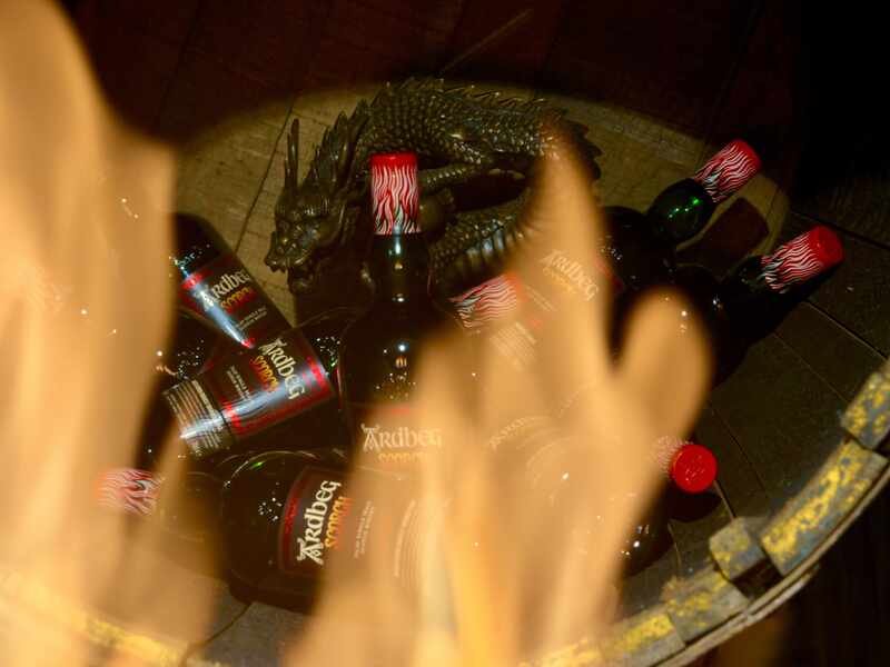 Ardbeg Scorch Flaschen hinter Feuer