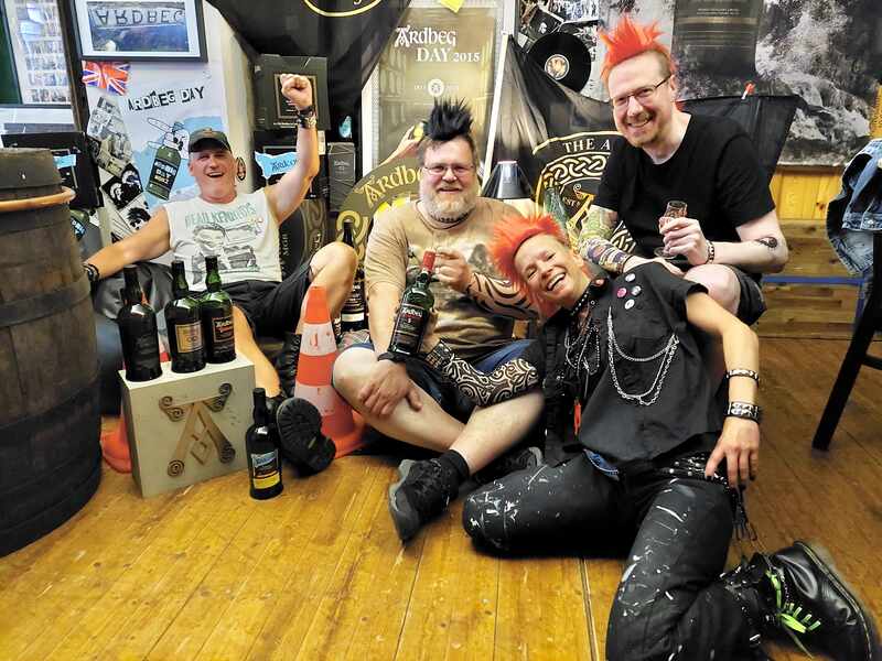 Als Punks verkleidete Leute bei Whisky Spirits