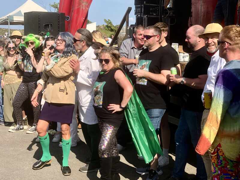 Als Comic Figuren verkleidete Leute auf Islay