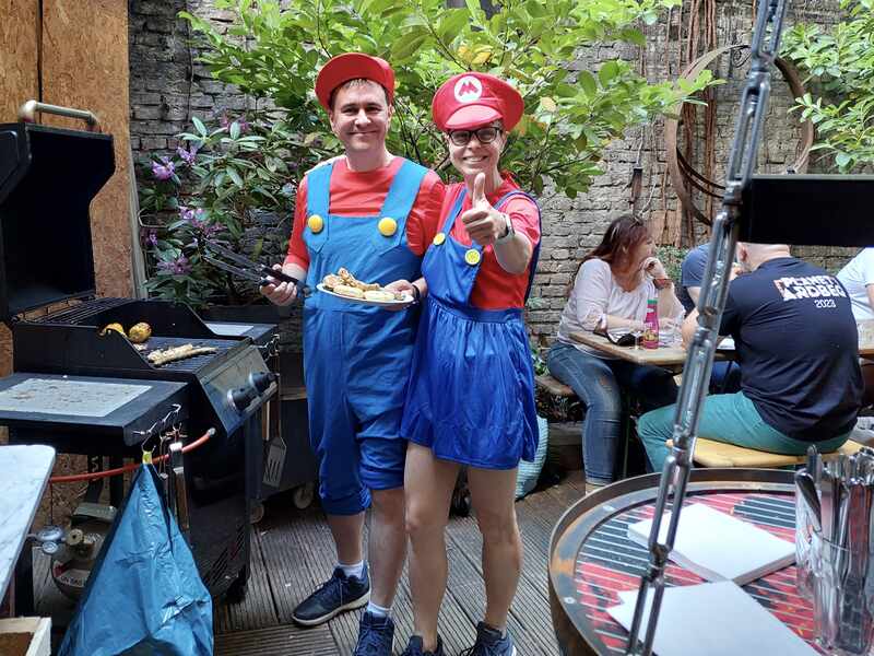 Als Super Mario Verkleidete Leute bei Whisky Spirits