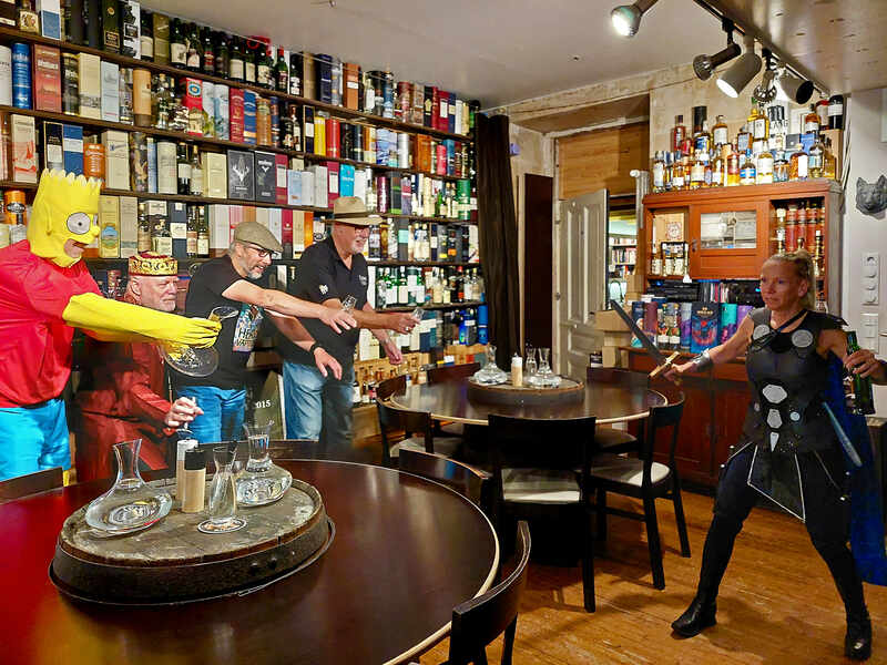 Als Comic Figuren verkleidete Leute bei Whisky Spirits