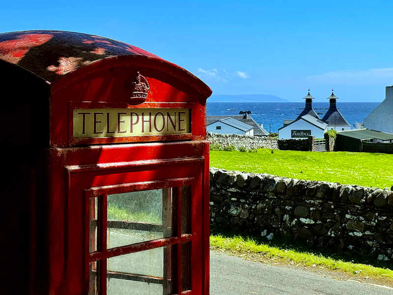 Telefonzelle vor Ardbeg