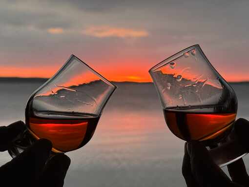 zwei Whiskygläser im Sonnenuntergang