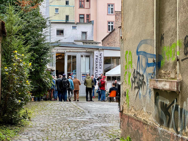 Eingang der Whisky Time Frankfurt im Hof