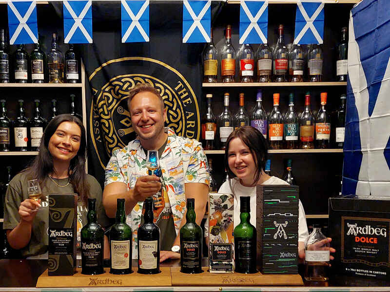 Ben und Leath von Ardbeg hinter der Theke mit besonderen Ardbeg Abfüllungen