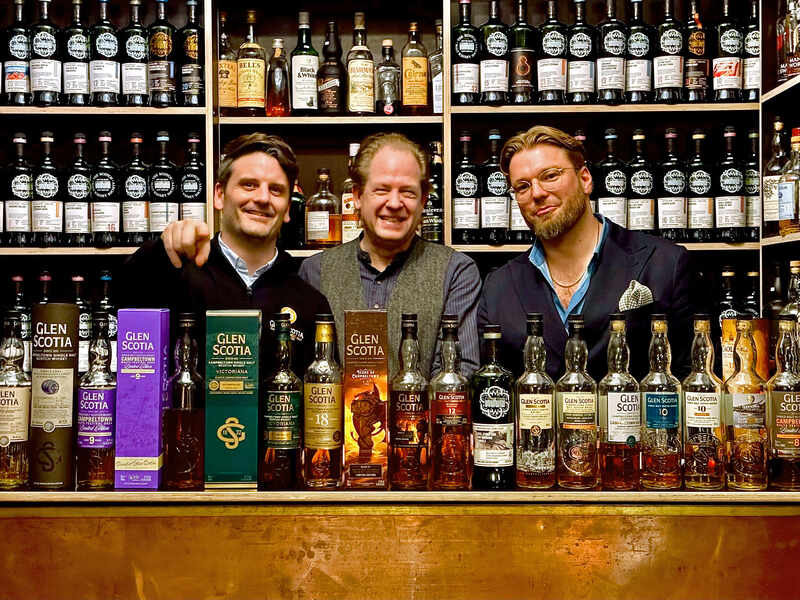 viele Glen Scotia Abfüllungen in unserer Lounge