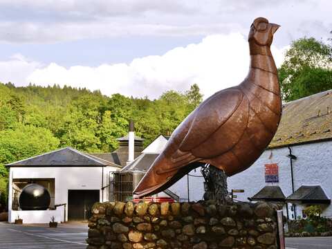 Skulptur des Famous Grouse vor der Destillery