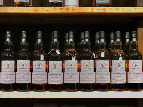 Das 100 Proof Sortiment von Signatory im Regal