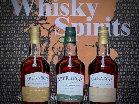 die Aberargie Abfüllungen vor einem Whisky Spirits Plakat