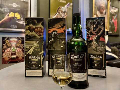 alle drei Ardbegs der Trilogy Serie mit befüllten Whiskyglas