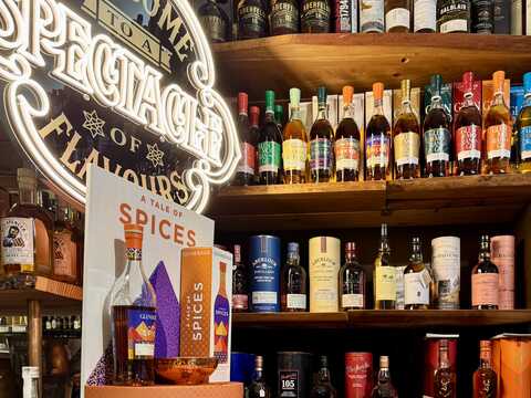 Ein Display mit den Glenmorangie - Spices und einer Spectacule Leuchte