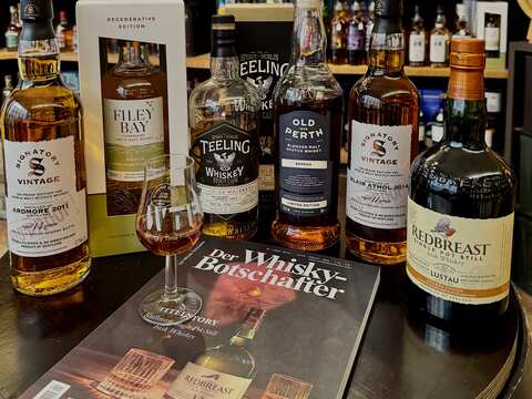 die neuen Whiskyflaschen mit Whiskyglas