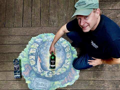 Gregor mit der Ardbeg Trudernish Abfüllung in der Hand