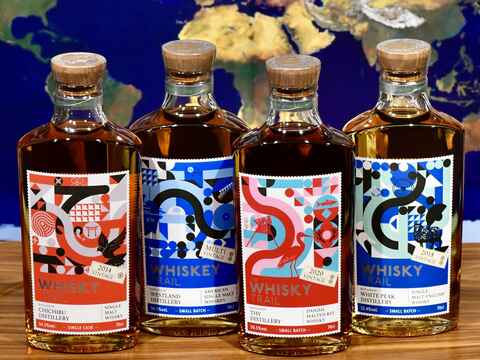 die vier Whisky Trail Abfüllungen vor einer Weltkarte