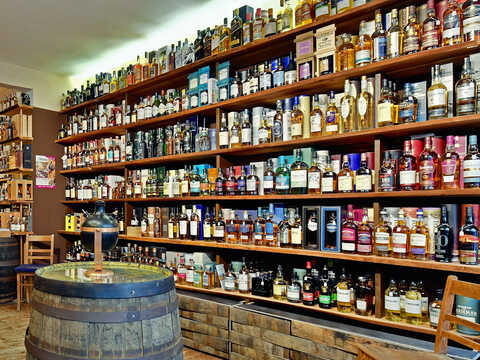 Auswahl an Festland-Whiskies im Laden