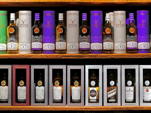 Regale im Laden mit Flaschen von Gorden & MacPhail