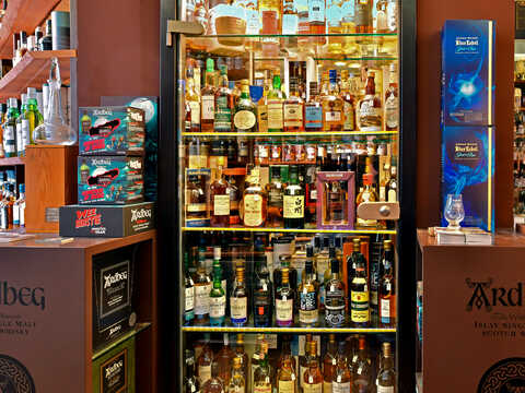 Vitrine im Laden mit Raritäten