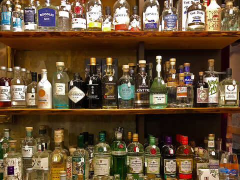 Gin und Rum Auswahl im Laden