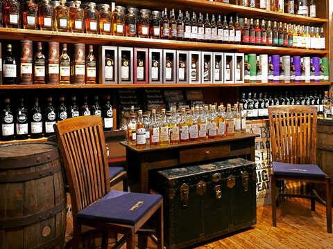 Regale im Laden mit dem Sortiment an Fremdabfüller